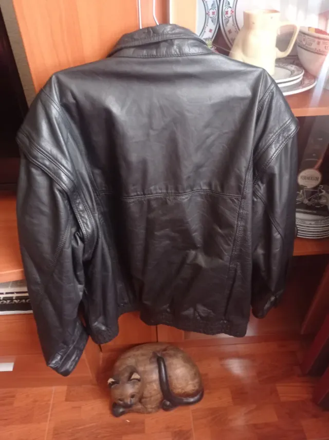 Chaqueta de hombre piel negra.