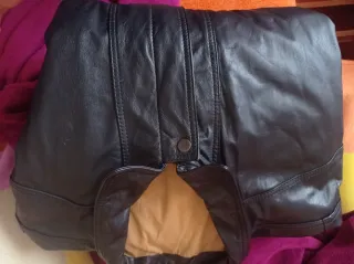 Chaqueta de hombre piel negra.