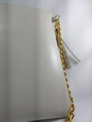 Bolso de mano blanco con cadena dorada