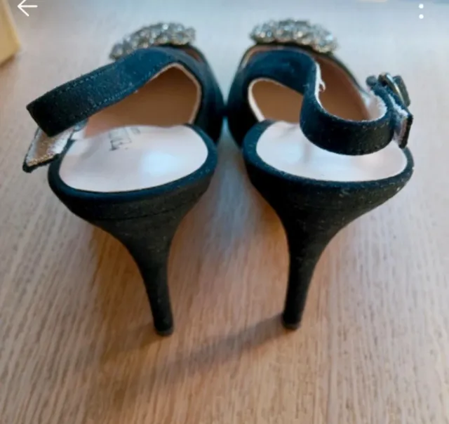 Zapatos salón destalonados negros con pedrería