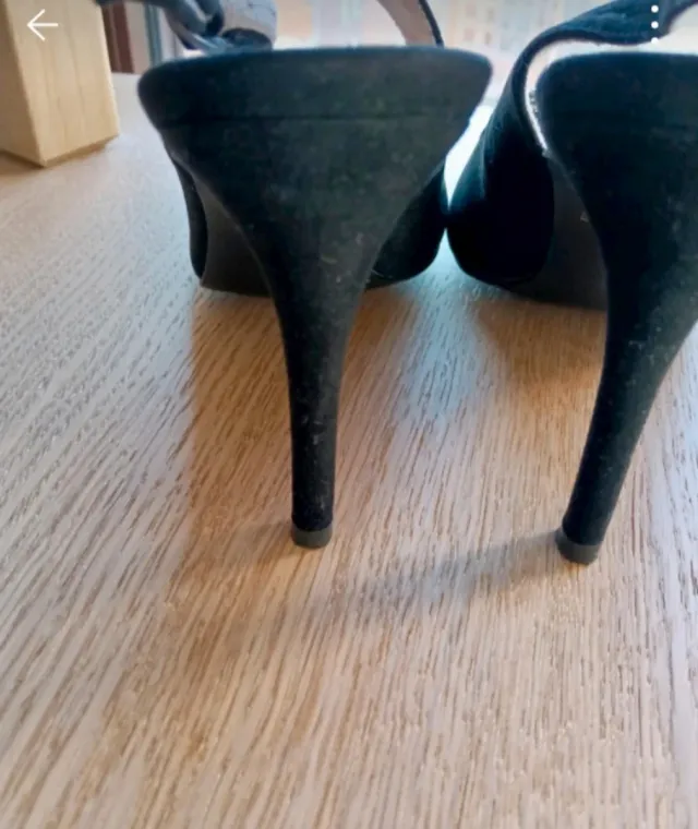 Zapatos salón destalonados negros con pedrería