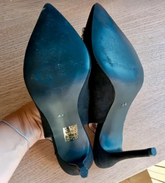 Zapatos salón destalonados negros con pedrería