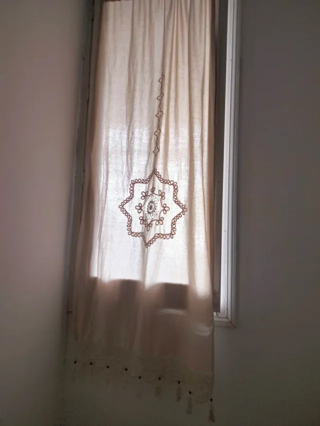 Visillo beige con bordado y flecos