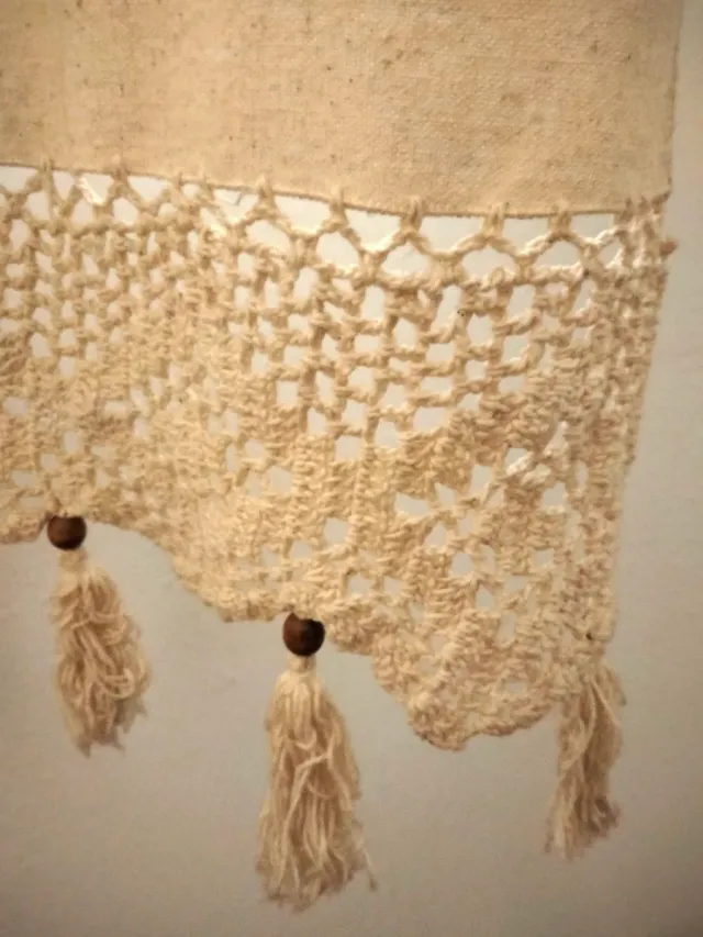 Visillo beige con bordado y flecos