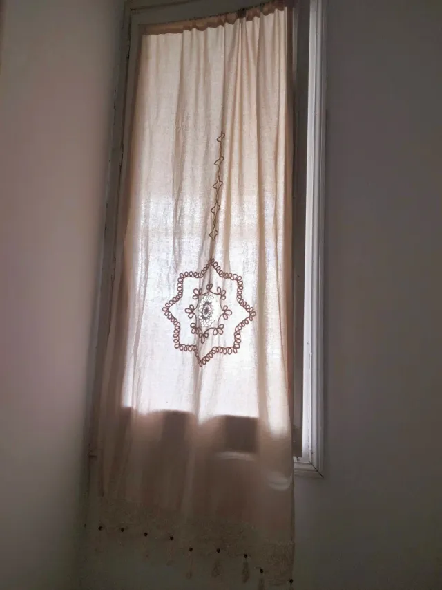 Visillo beige con bordado y flecos