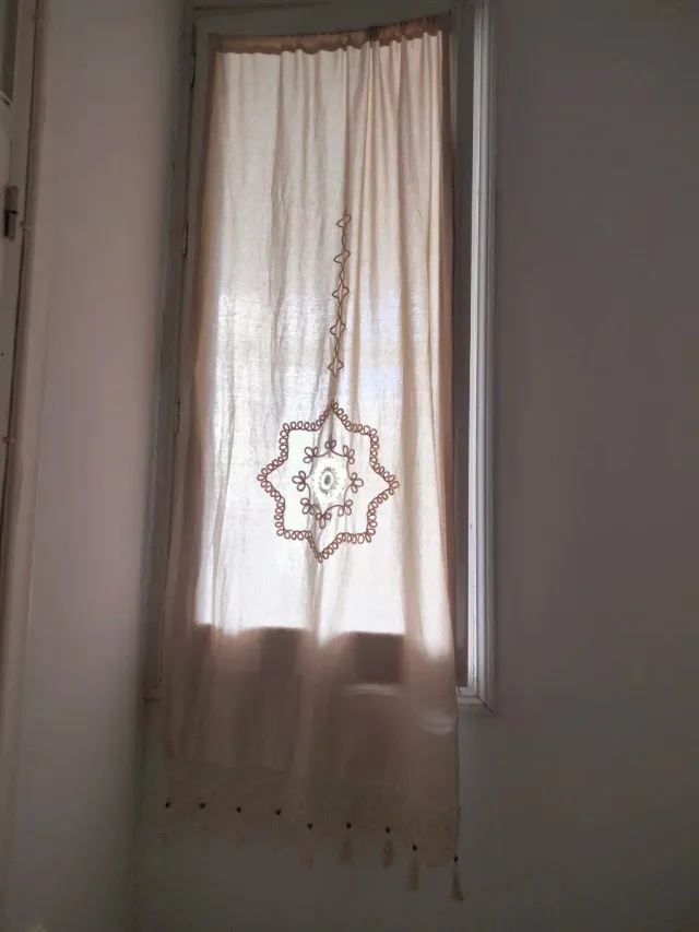 Visillo beige con bordado y flecos