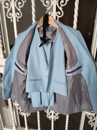 Traje de niño azul con pajarita