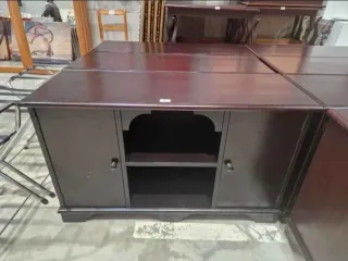 Mueble aparador de madera con puertas