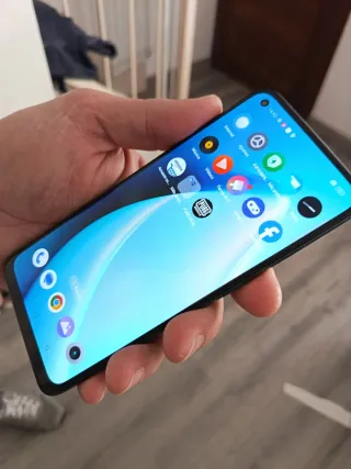 Teléfono móvil negro y azul