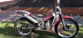 Moto de trial Beta roja