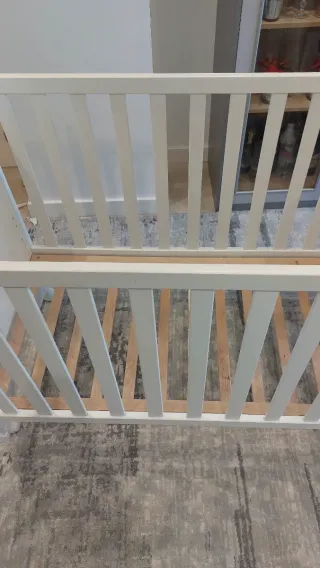 Cuna blanca con osito y globos