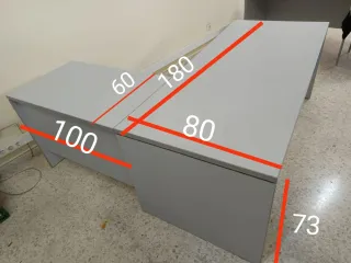 Mesa de oficina color gris.