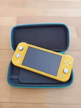 Nintendo Switch Lite Gialla + 2 Giochi e custodia