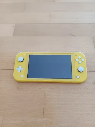 Nintendo Switch Lite Gialla + 2 Giochi e custodia