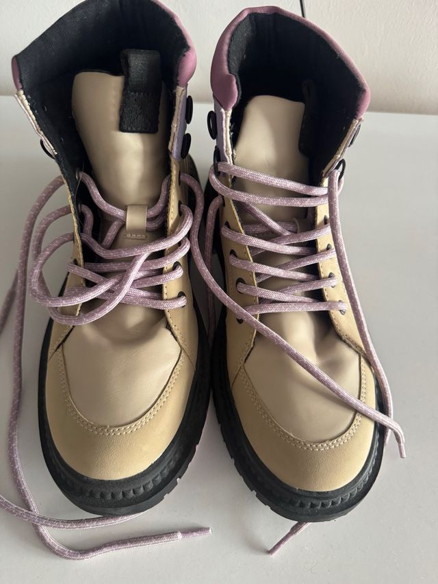 Botas niña color beige y lila