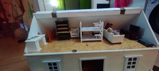 Casa de muñecas con baño y escaleras