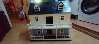 Casa de muñecas con baño y escaleras