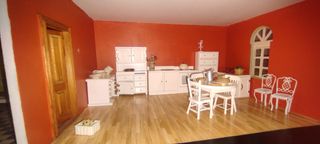 Casa de muñecas con baño y escaleras