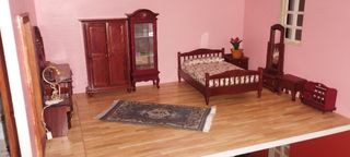 Casa de muñecas con baño y escaleras