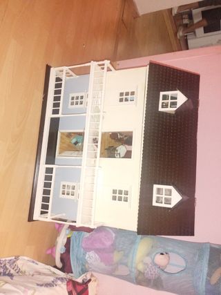 Casa de muñecas con baño y escaleras