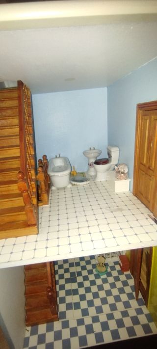 Casa de muñecas con baño y escaleras