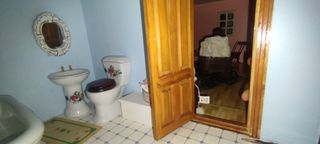 Casa de muñecas con baño y escaleras