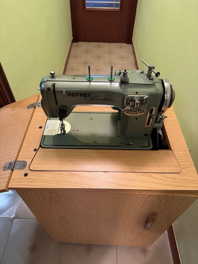Máquina de coser Refrey con mueble como nueva -427