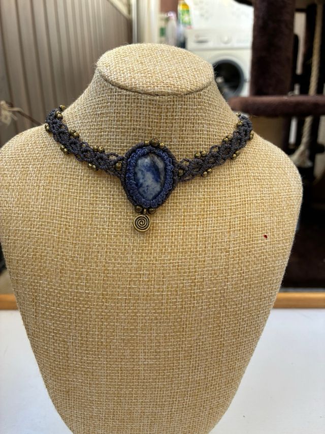 Gargantilla macramé piedra azul y detalles en bron