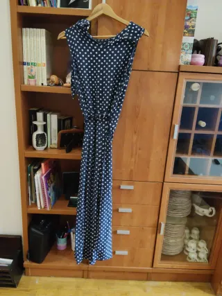 Mono azul de lunares blancos