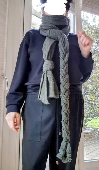 Sciarpa in lana grigia con treccia