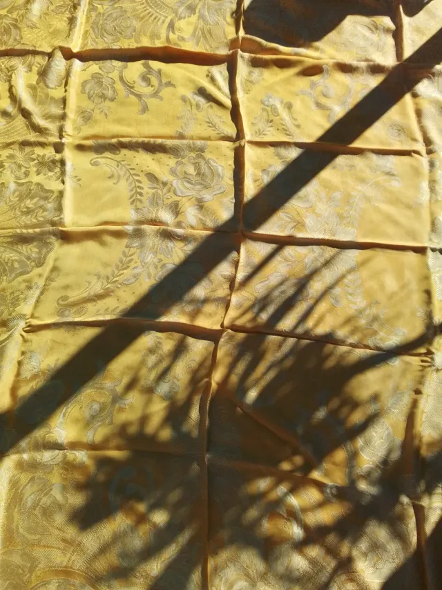 Colcha antigua de seda dorada