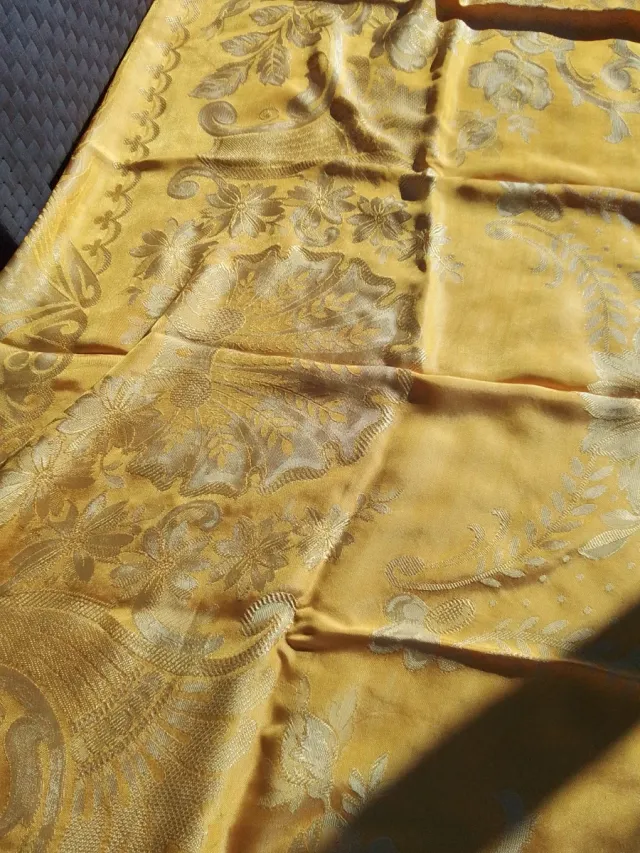 Colcha antigua de seda dorada
