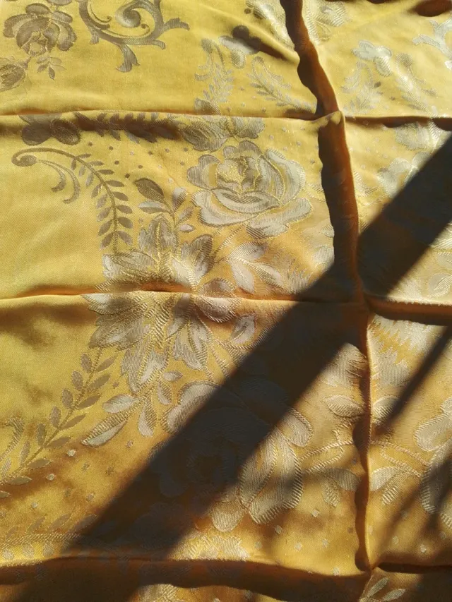 Colcha antigua de seda dorada
