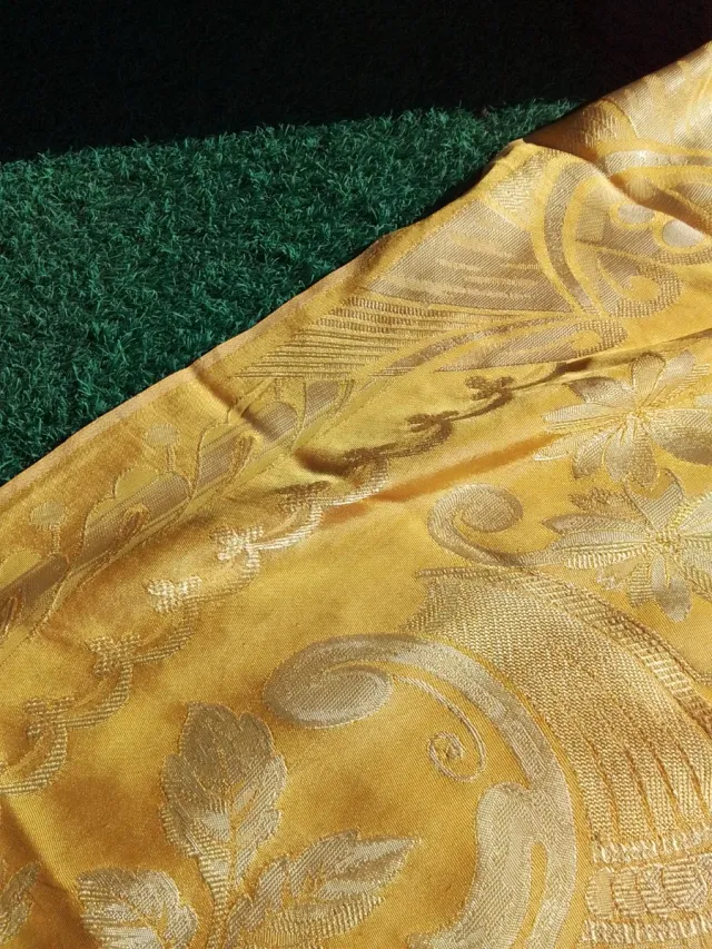 Colcha antigua de seda dorada