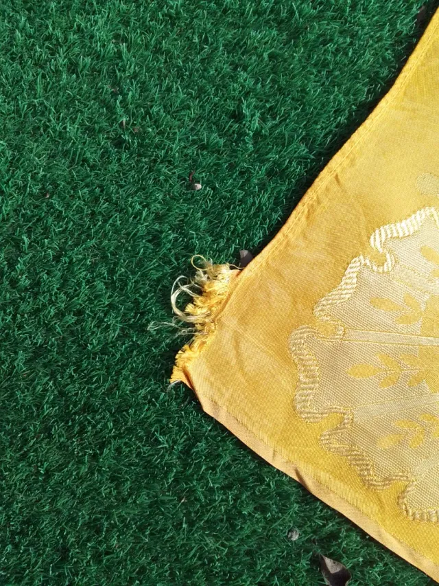 Colcha antigua de seda dorada