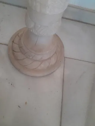 Pedestal antiguo de mármol tallado