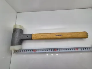 Martillo de nylon y madera de la marca Wurth