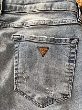 Pantalón vaquero Guess flores azul claro