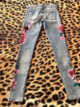Pantalón vaquero Guess flores azul claro