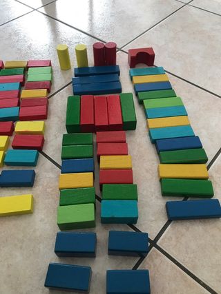 Set blocchi legno colorati forme varie.