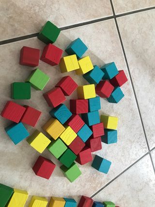 Set blocchi legno colorati forme varie.