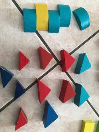 Set blocchi legno colorati forme varie.