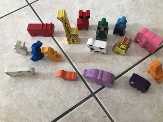 Set blocchi legno colorati forme varie.