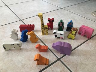 Set blocchi legno colorati forme varie.