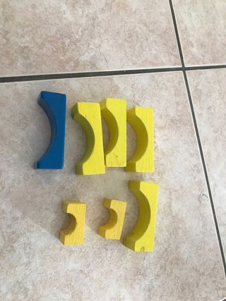 Set blocchi legno colorati forme varie.