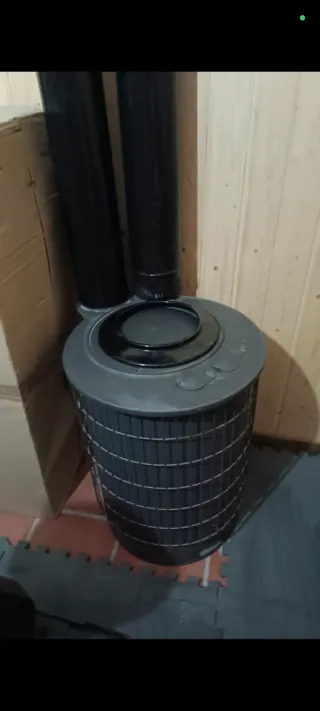Estufa de leña redonda y chimenea