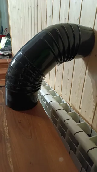 Estufa de leña redonda y chimenea