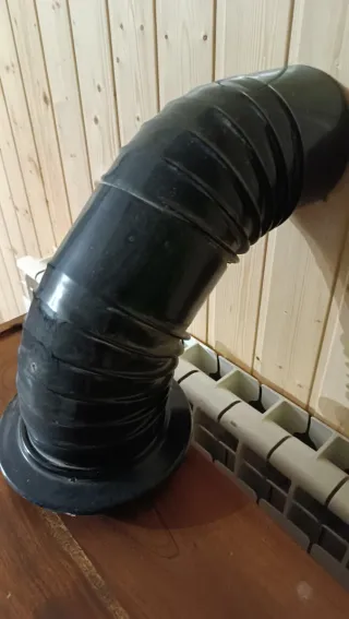 Estufa de leña redonda y chimenea