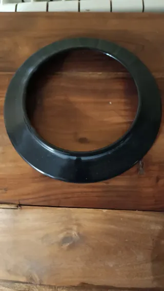 Estufa de leña redonda y chimenea