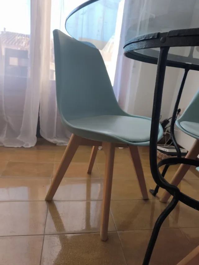 Sillas Nórdicas Teal y Transparente